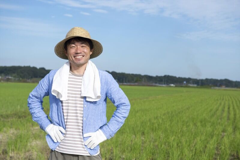 麦わら帽子の男性